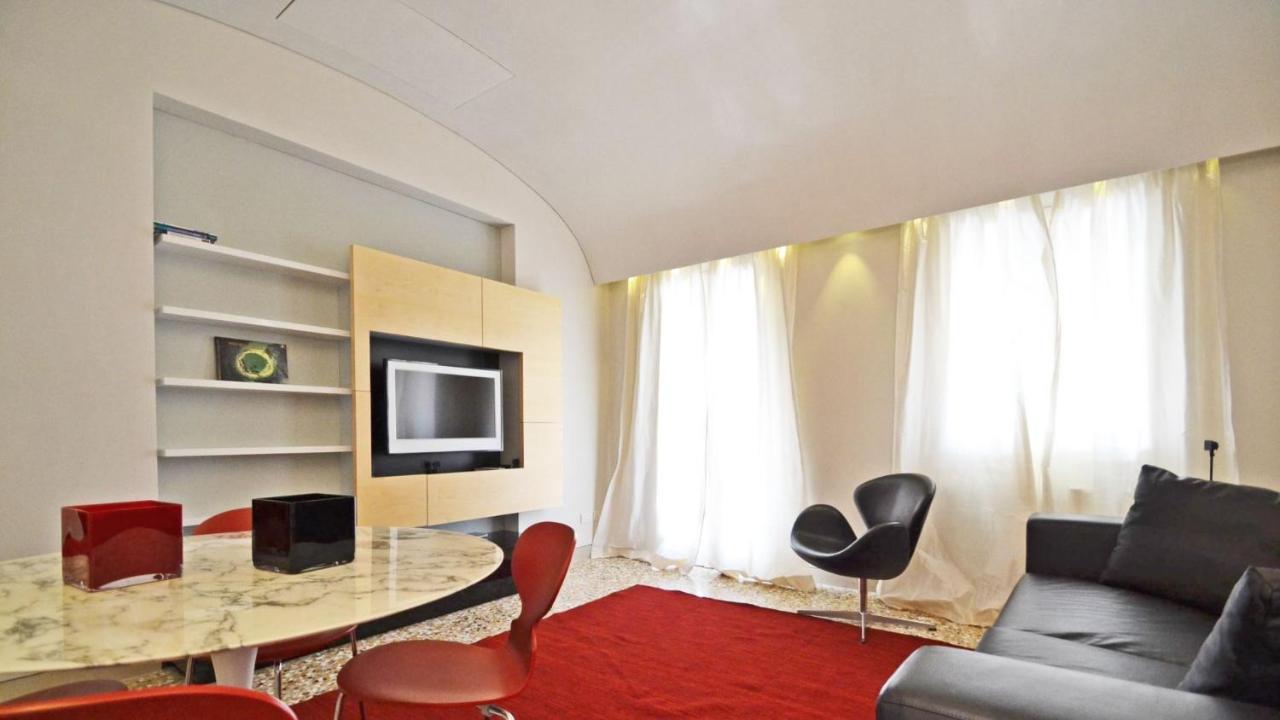 Ai Bareteri Luxury Canal View Apartment