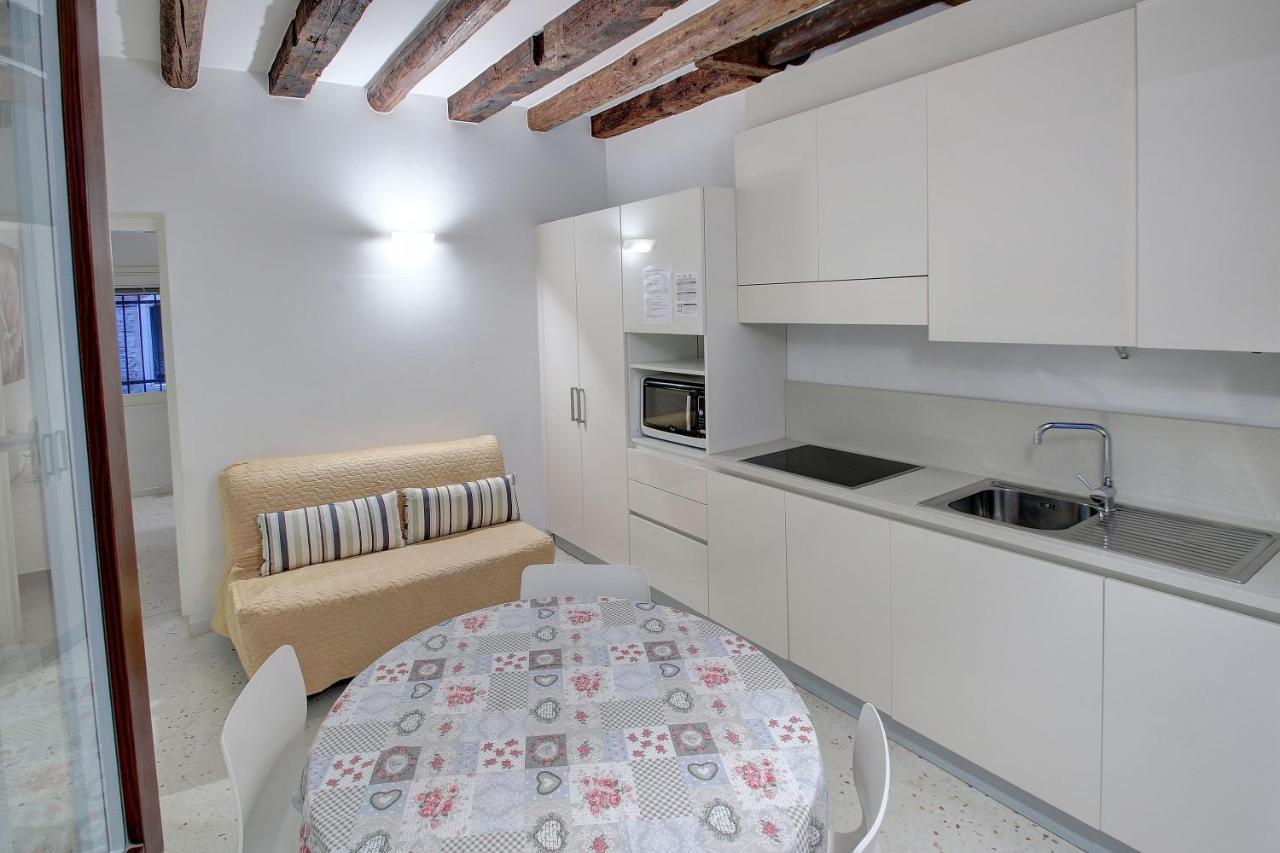 Guggenheim Next 10pax, Aircond, Wifi Venice