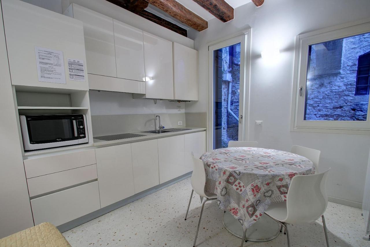 Guggenheim Next 10pax, Aircond, Wifi * Venice