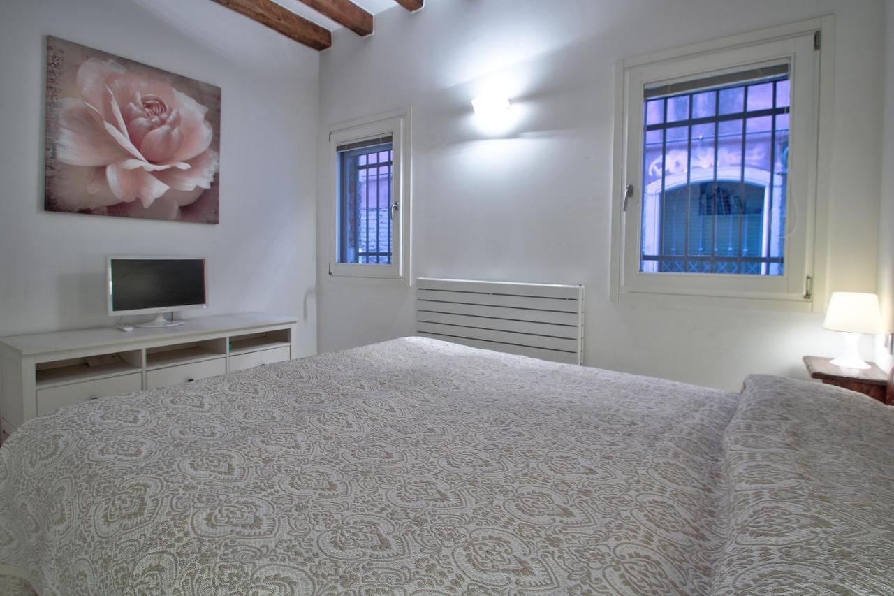 Guggenheim Next 10pax, Aircond, Wifi * Venice