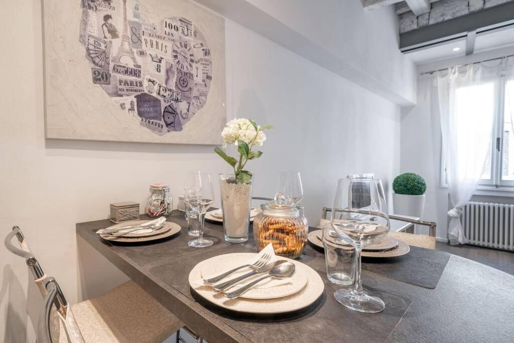 Canal View - San Marco Apartment *