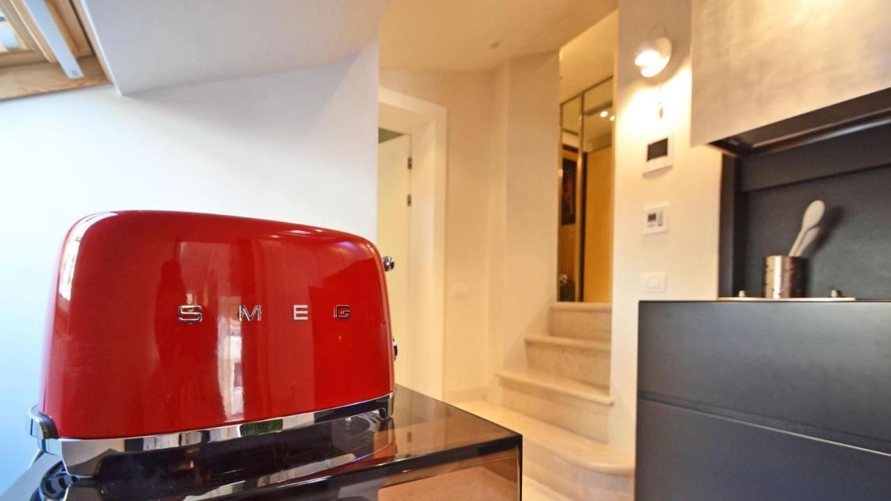 Ai Bareteri Luxury Canal View Apartment Venice