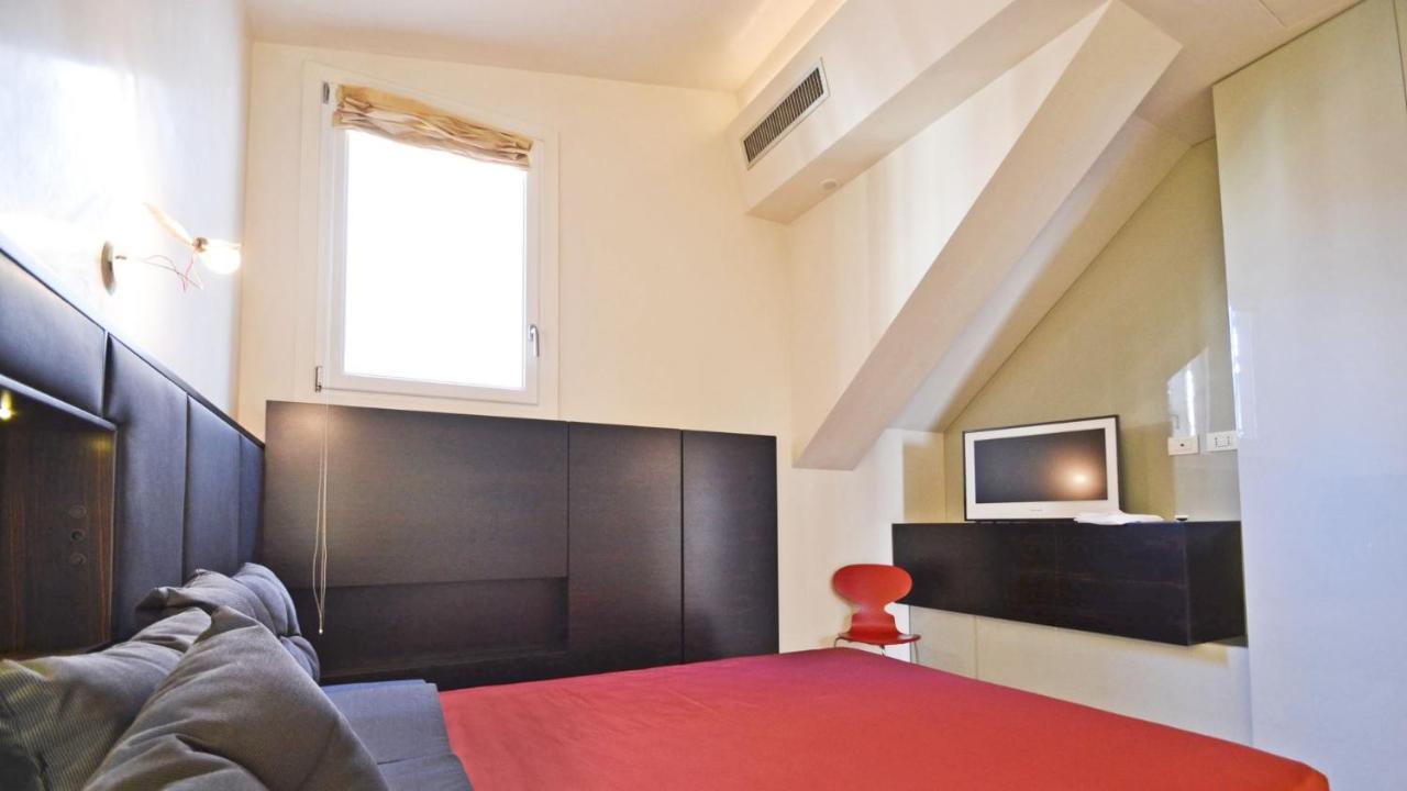 Apartment Ai Bareteri Luxury Canal View Venice