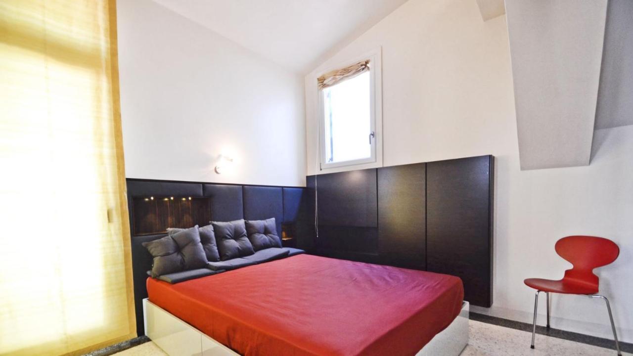 Ai Bareteri Luxury Canal View Apartment