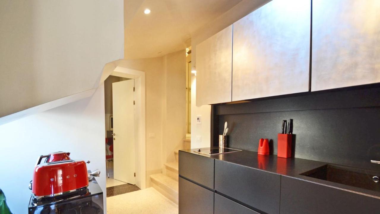 Apartment Ai Bareteri Luxury Canal View Venice