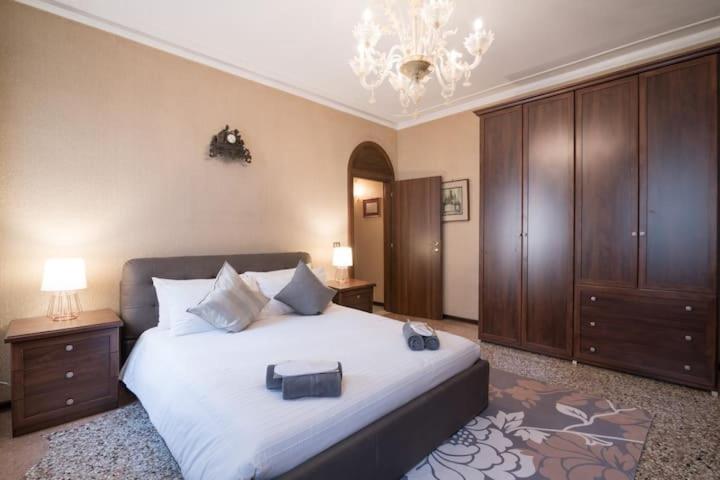 Ca' Pesaro Rooftop Terrace Apartment. Apartamento Veneza