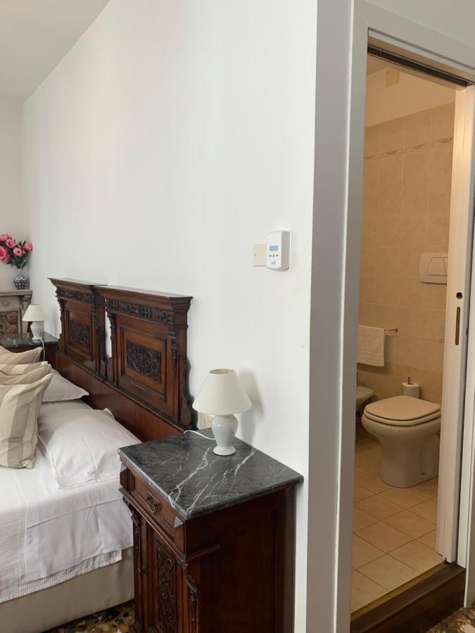 Bed & Breakfast Al Teatro With Canal View Venice