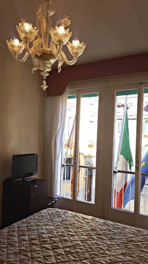 Carlton Capri Hotel 3*