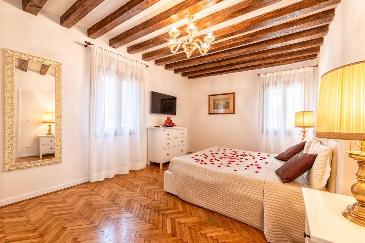 Casanova Fenice - Canal View Venice