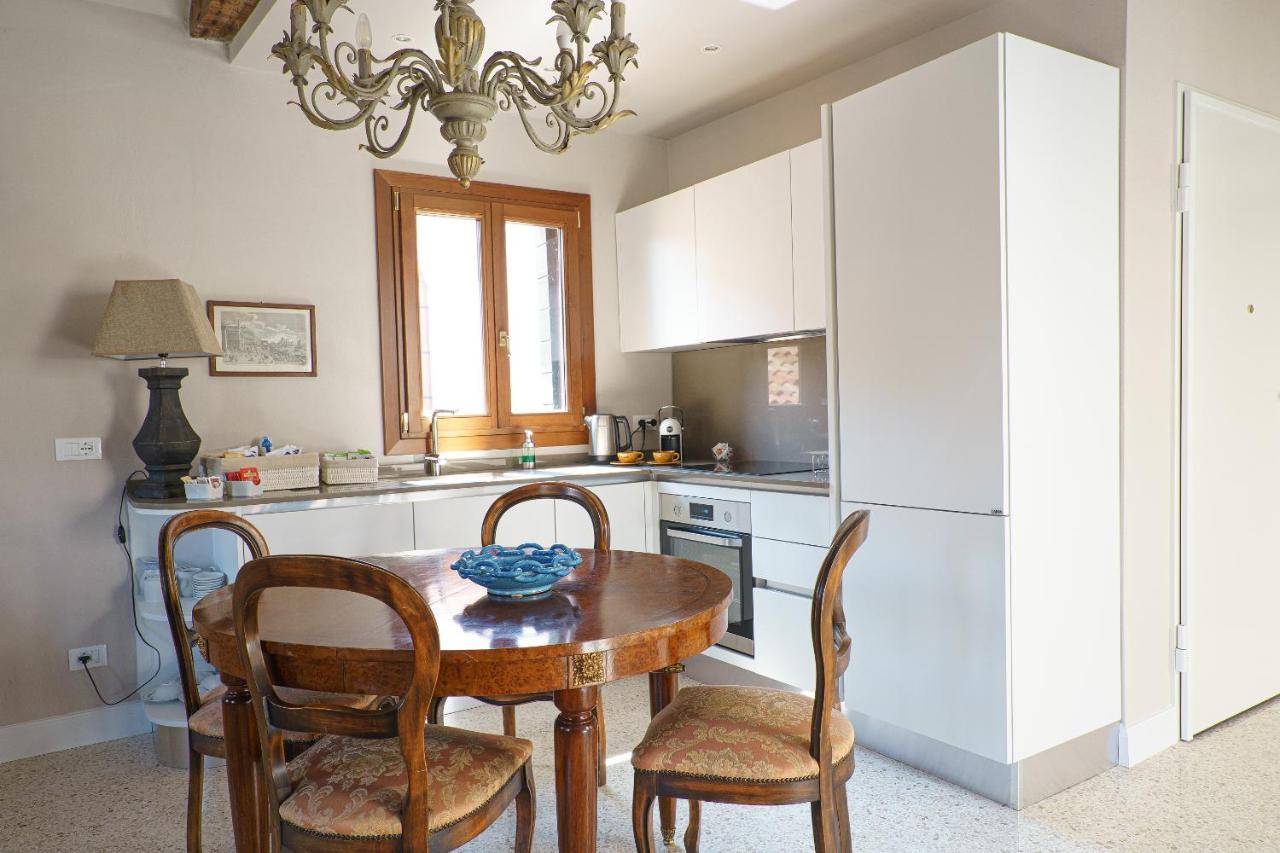 Palazzo Veneziano Direct At The Canal With Roof Terrace Veneza