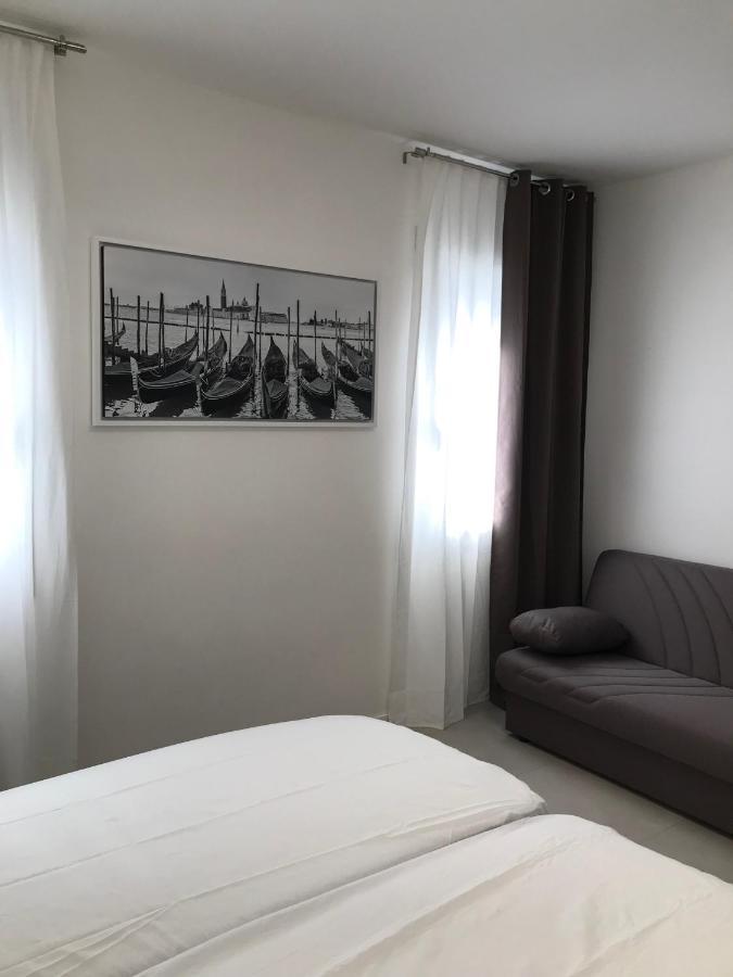 White & Grey Venice Apartments Veneza