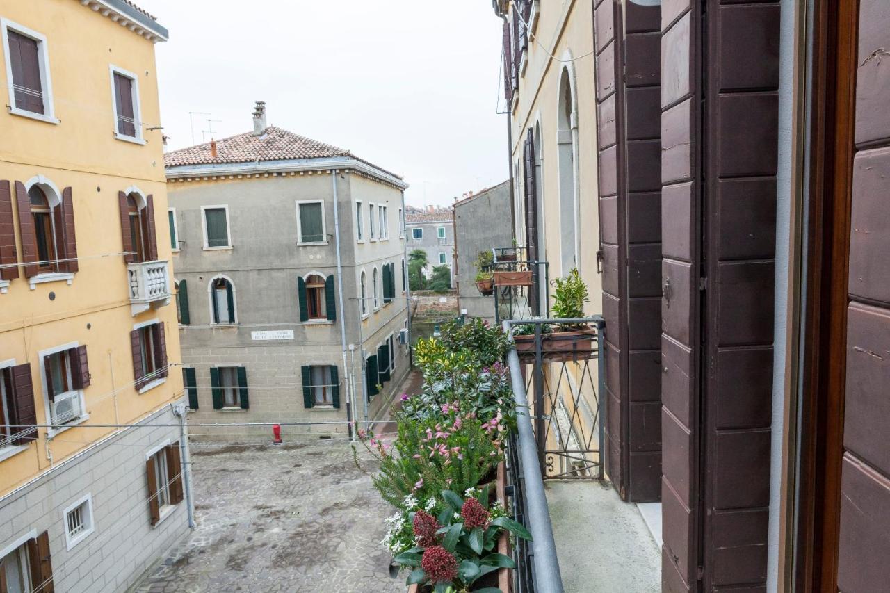 Luxurious And Quiet In The Lively Heart Of Apartment
