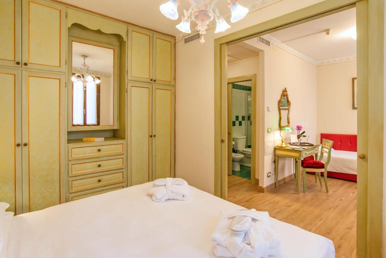 La Fenice Et Des Artistes Venice