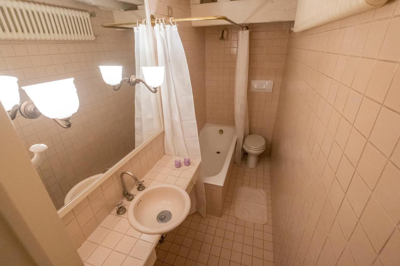 Private Room In A Gothic Palazzo Dona In The Center Of Venice