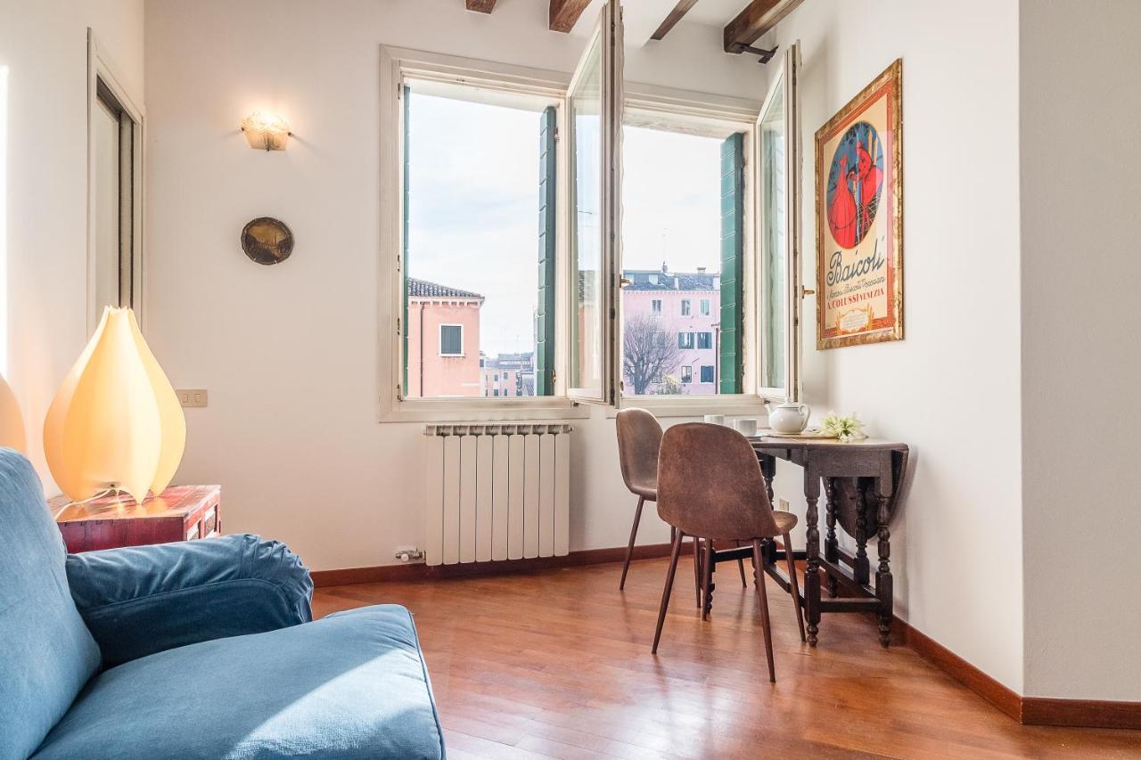 7 Windows On Apartment Venice