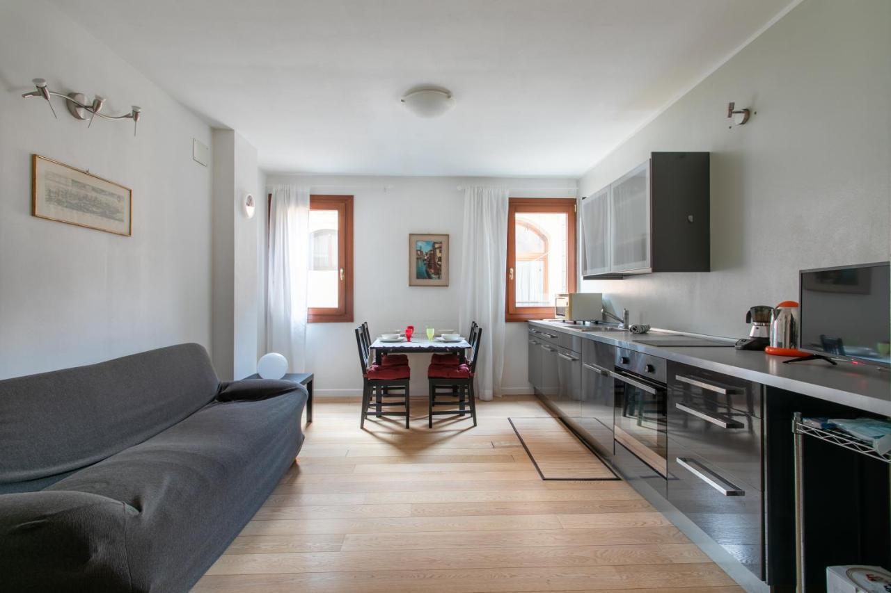 Lance With Lift, 2 Minutes Walk From The Train Station Appartamento *