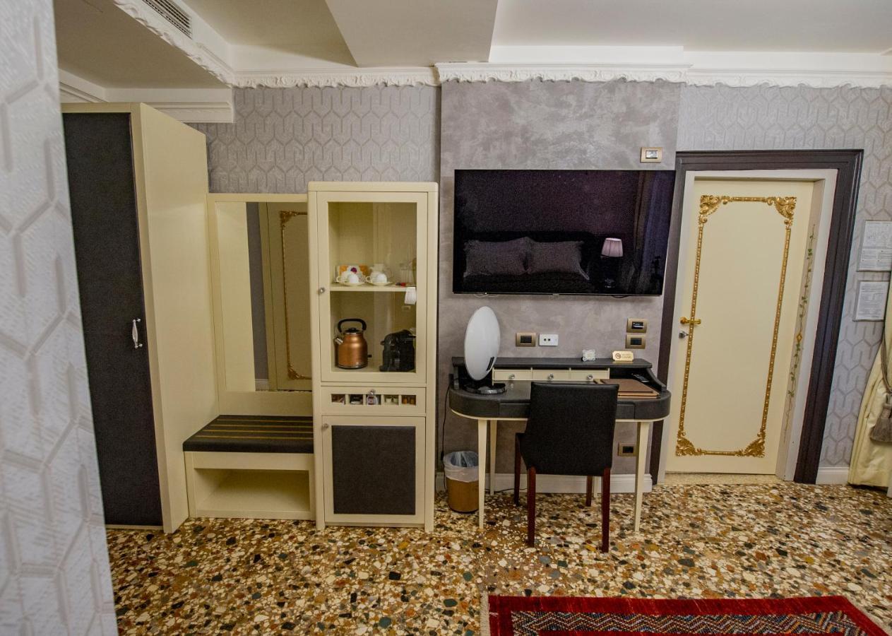 Ego' Boutique - The Silk Road Venice