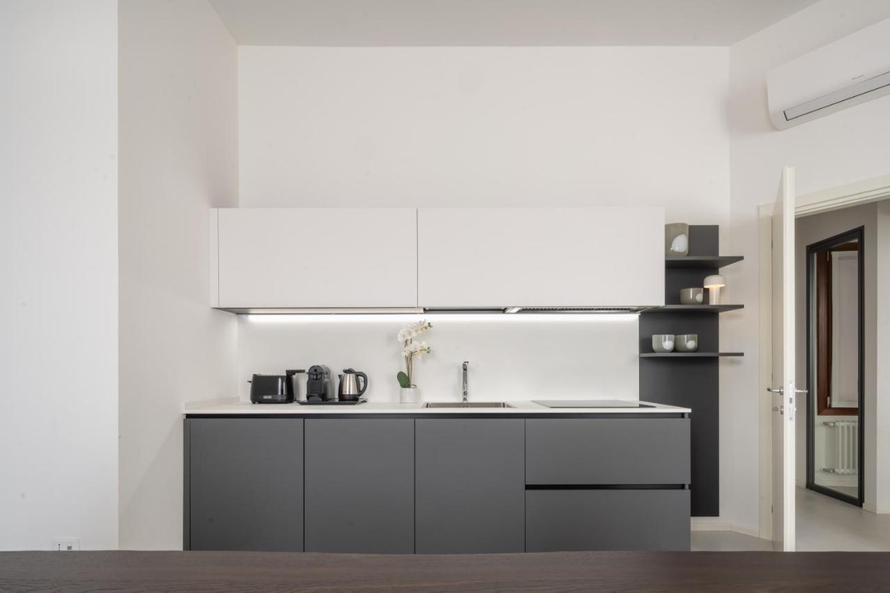 Apartment Design With Balcony On The Grand Canal R&r *