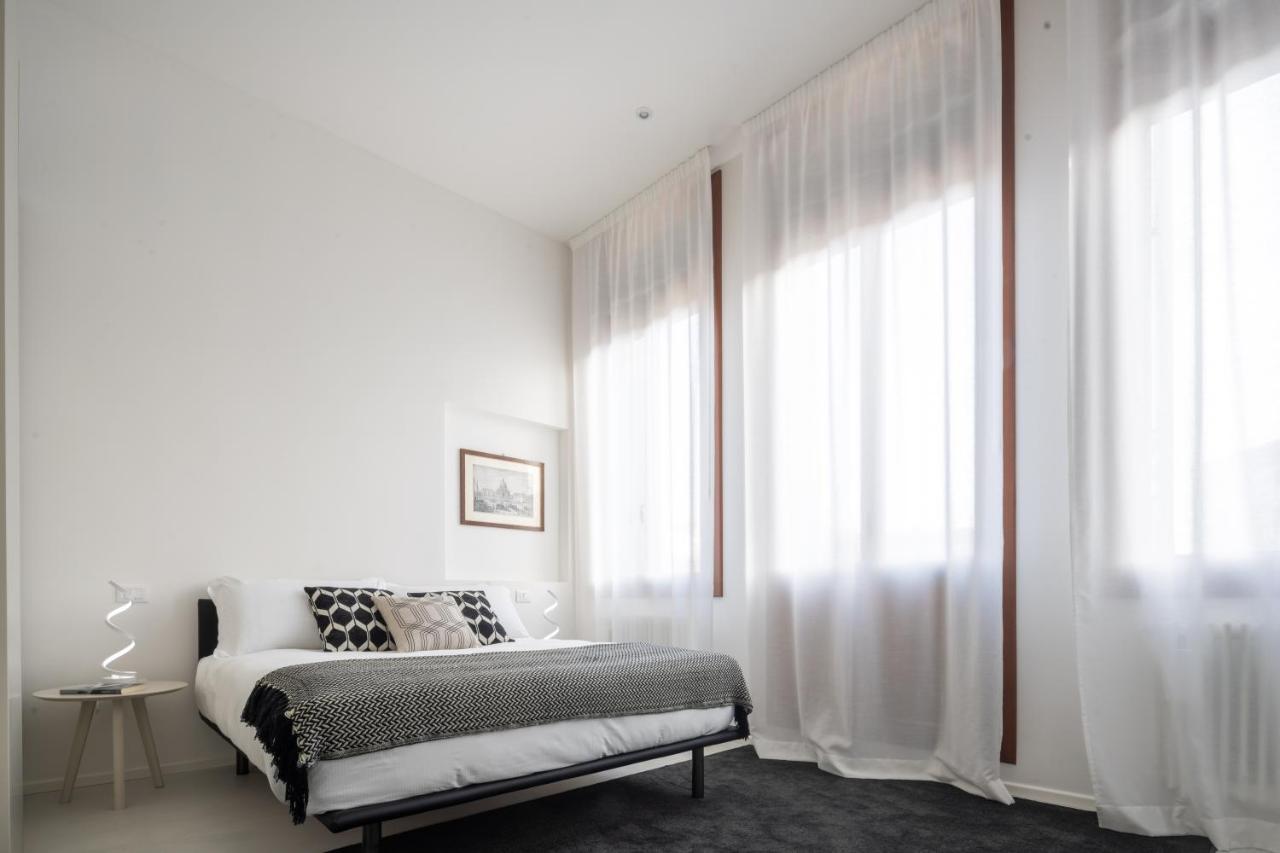 Design With Balcony On The Grand Canal R&r