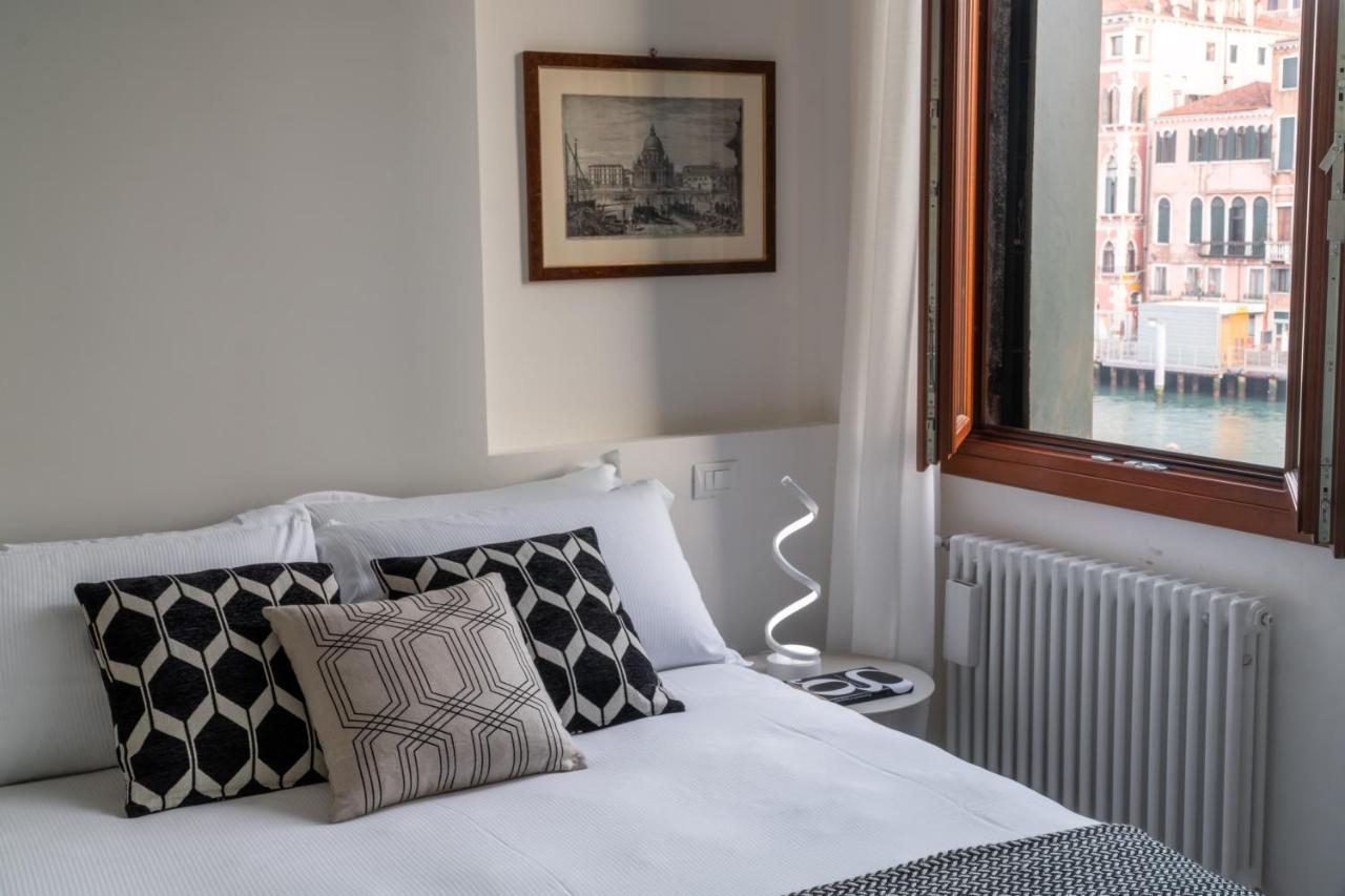 Design With Balcony On The Grand Canal R&r * Venice