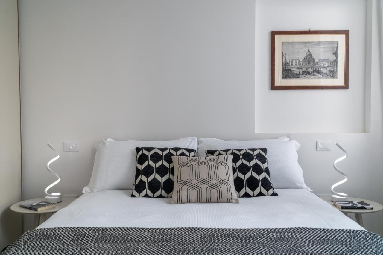Design With Balcony On The Grand Canal R&r Venice