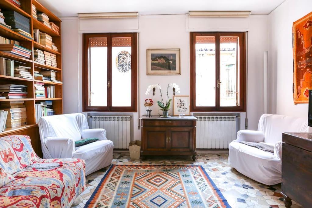 Nouvelle Vague Apartment *