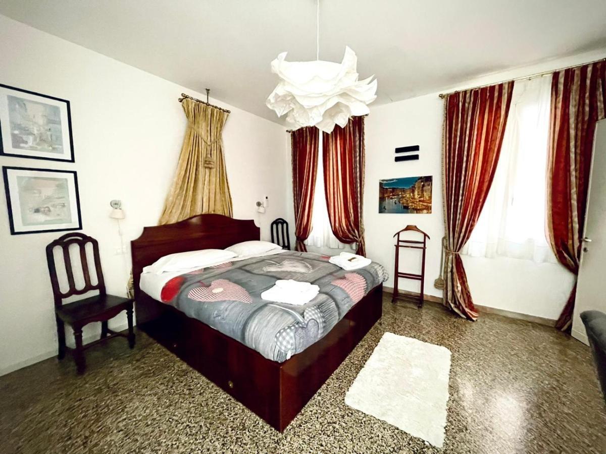 Ve-nice Misericordia C2607b * Venice