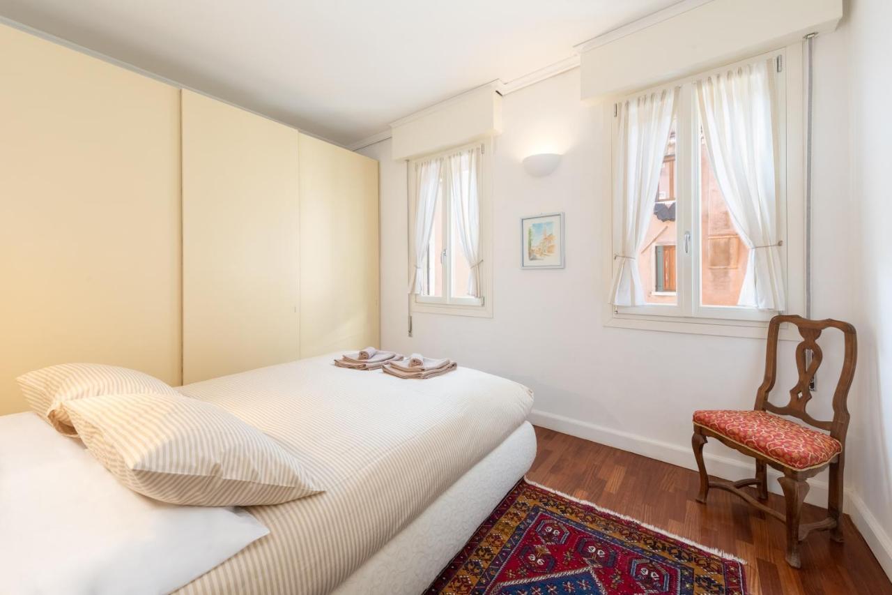 Colombina With Canal View Apartment