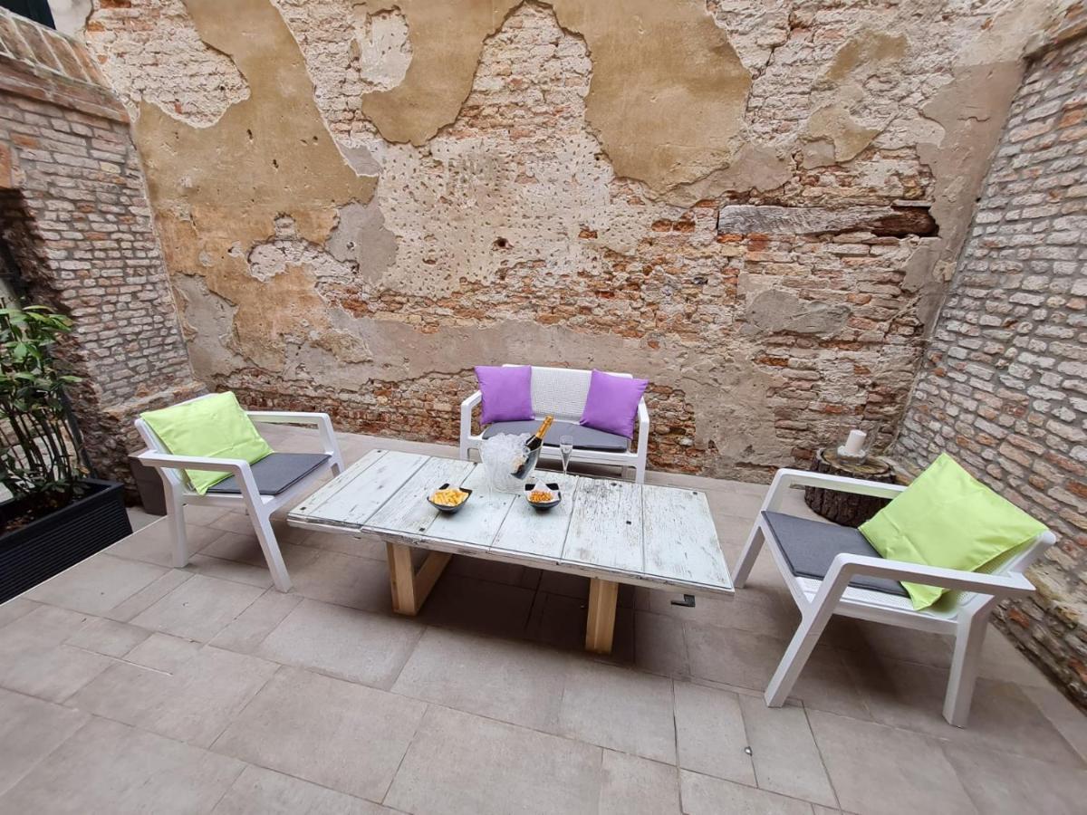 With Private Courtyard Apartment *