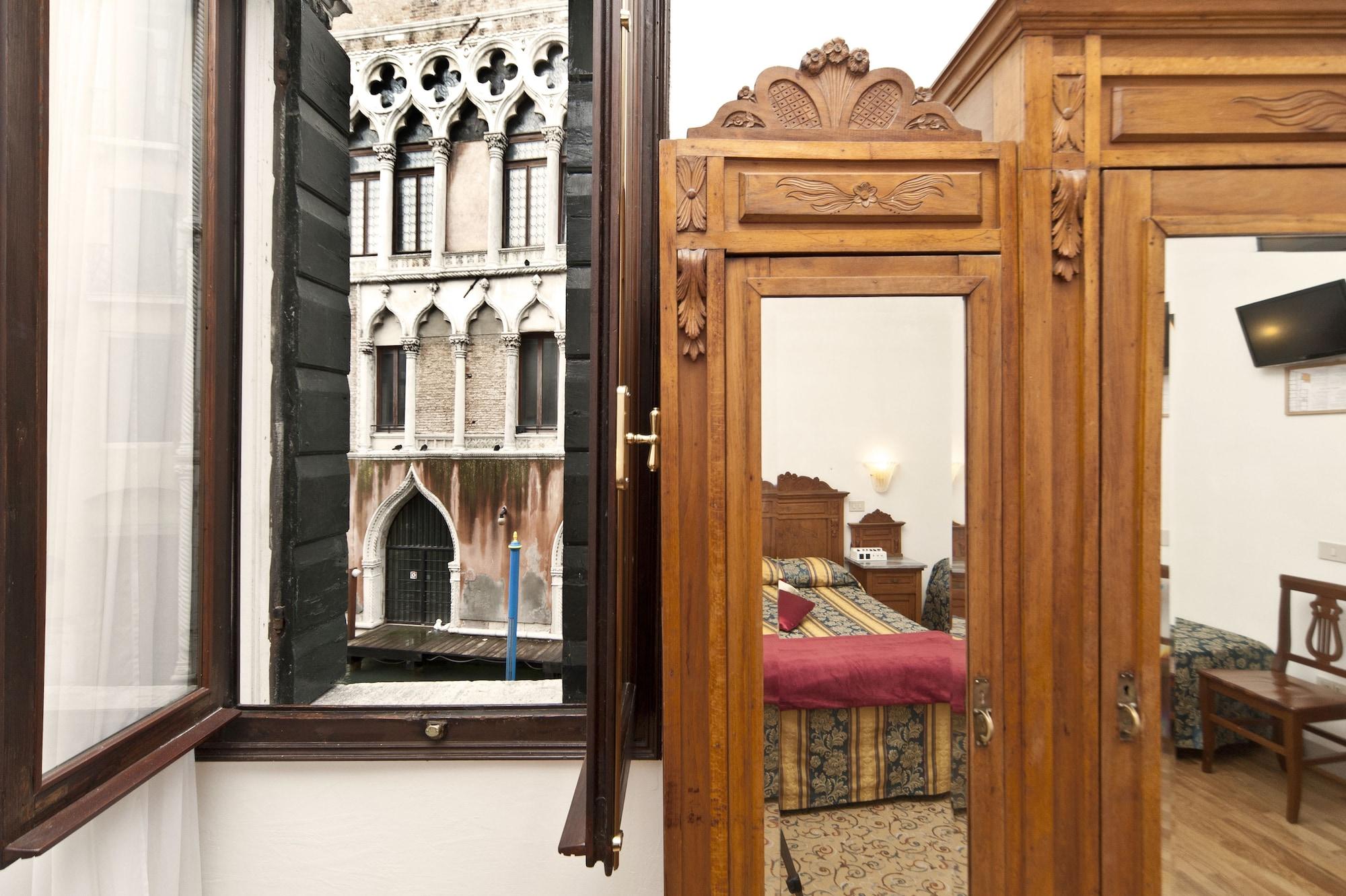 Fava Hotel 2*