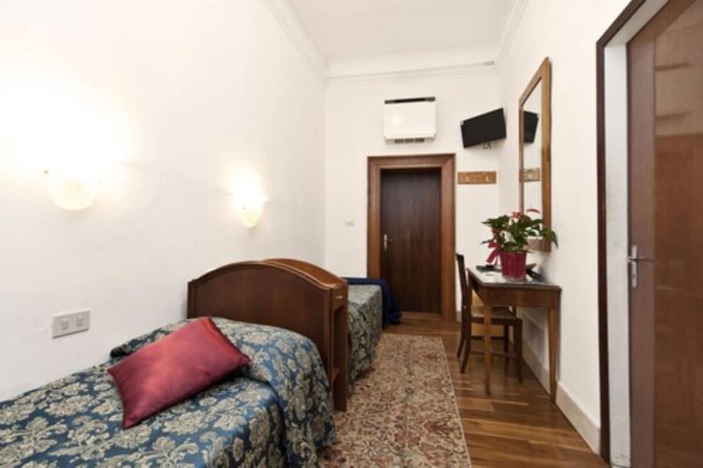 Fava Hotel 2*