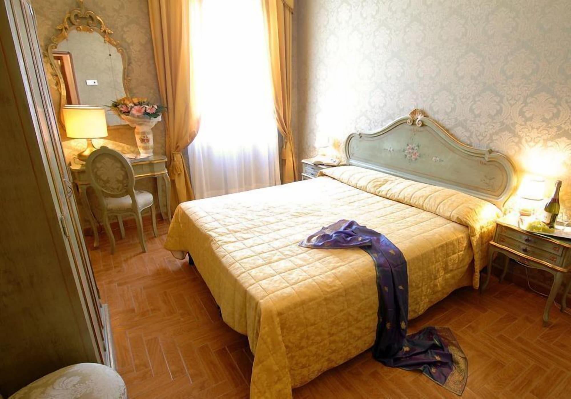 Canal & Walter Hotel 3*