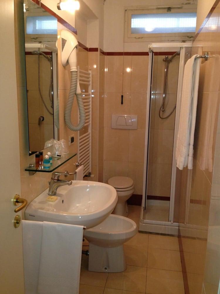 Adriatico Hotel 2*