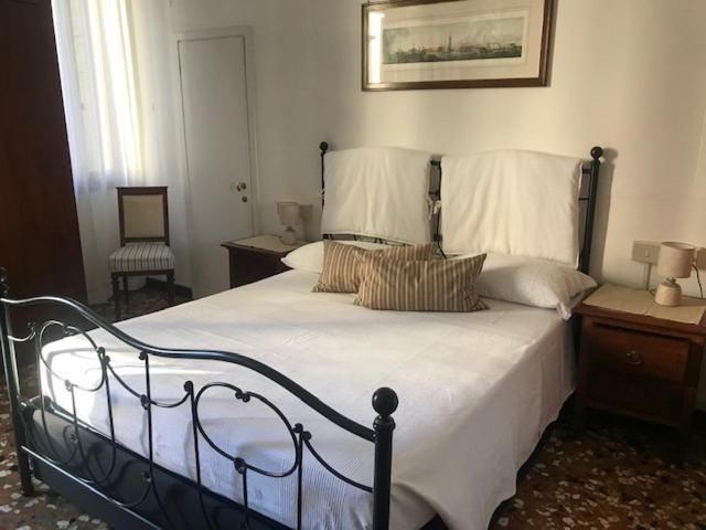 Bed & Breakfast Al Teatro With Canal View Venice