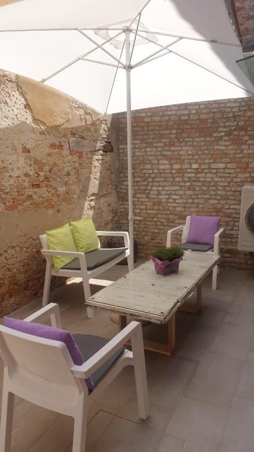 Apartment With Private Courtyard Venice