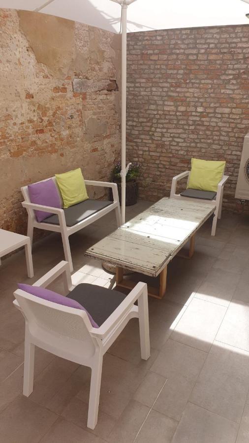Apartment With Private Courtyard Venice