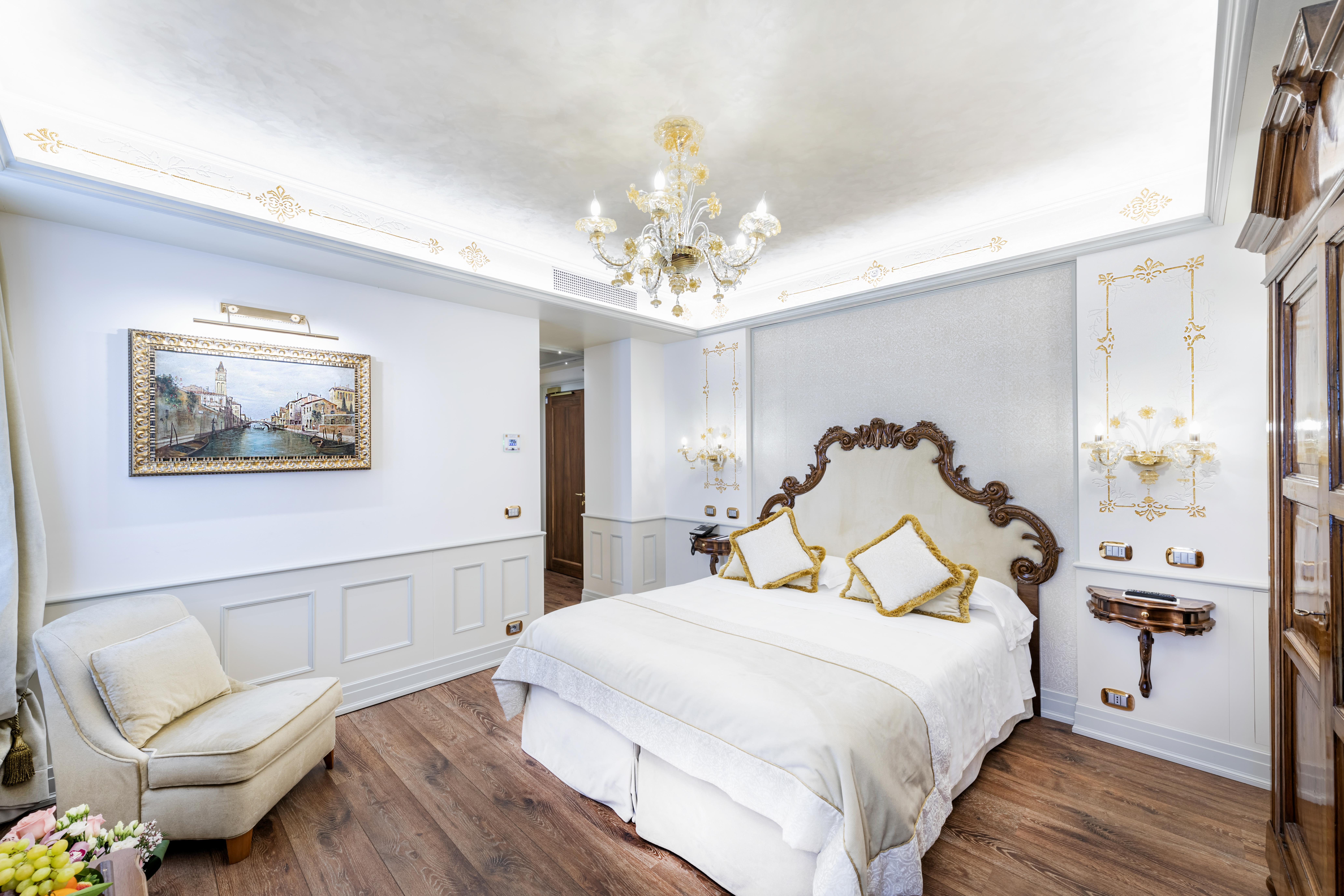 Hotel Monaco & Grand Canal