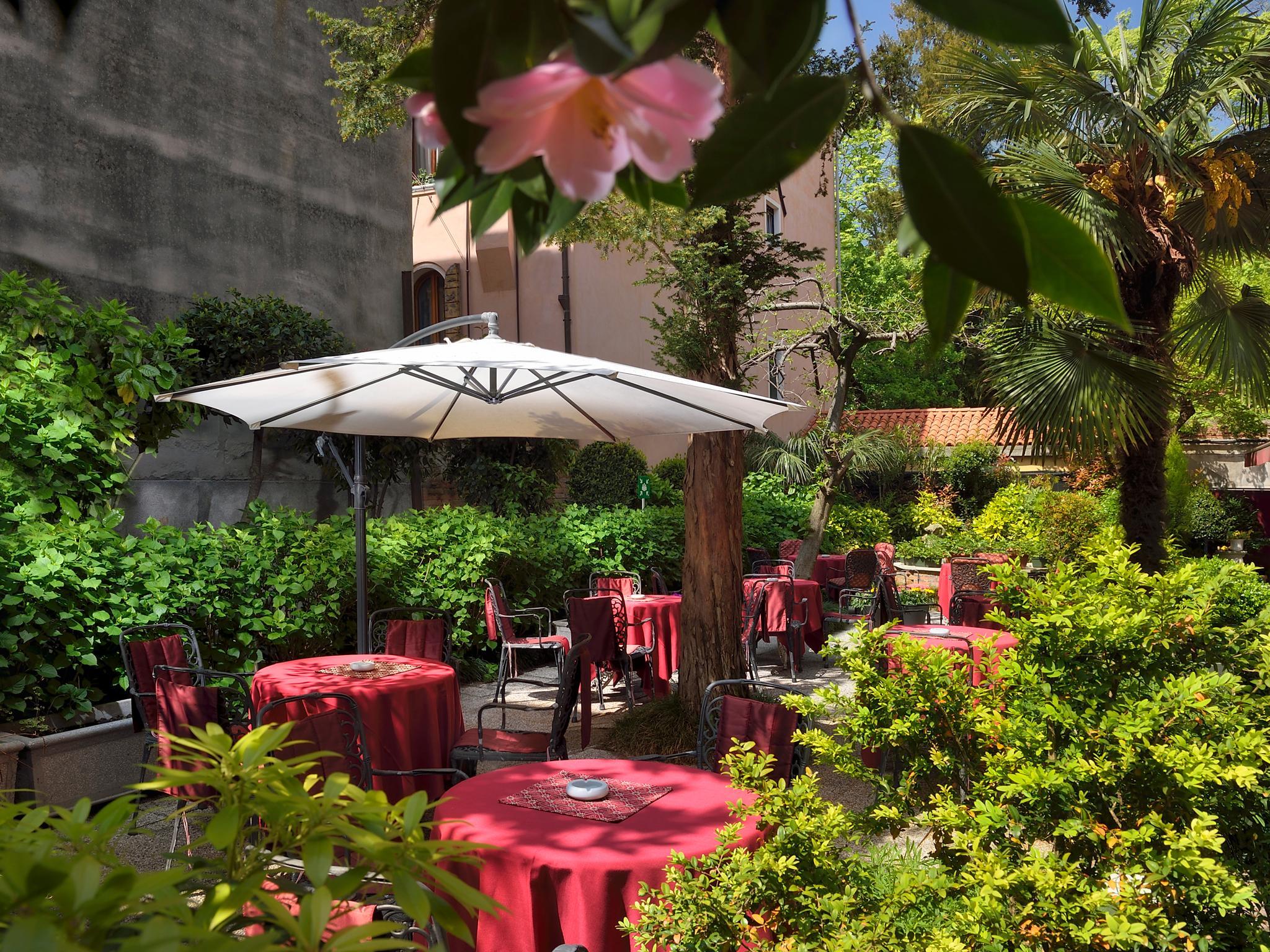 Amadeus Hotel