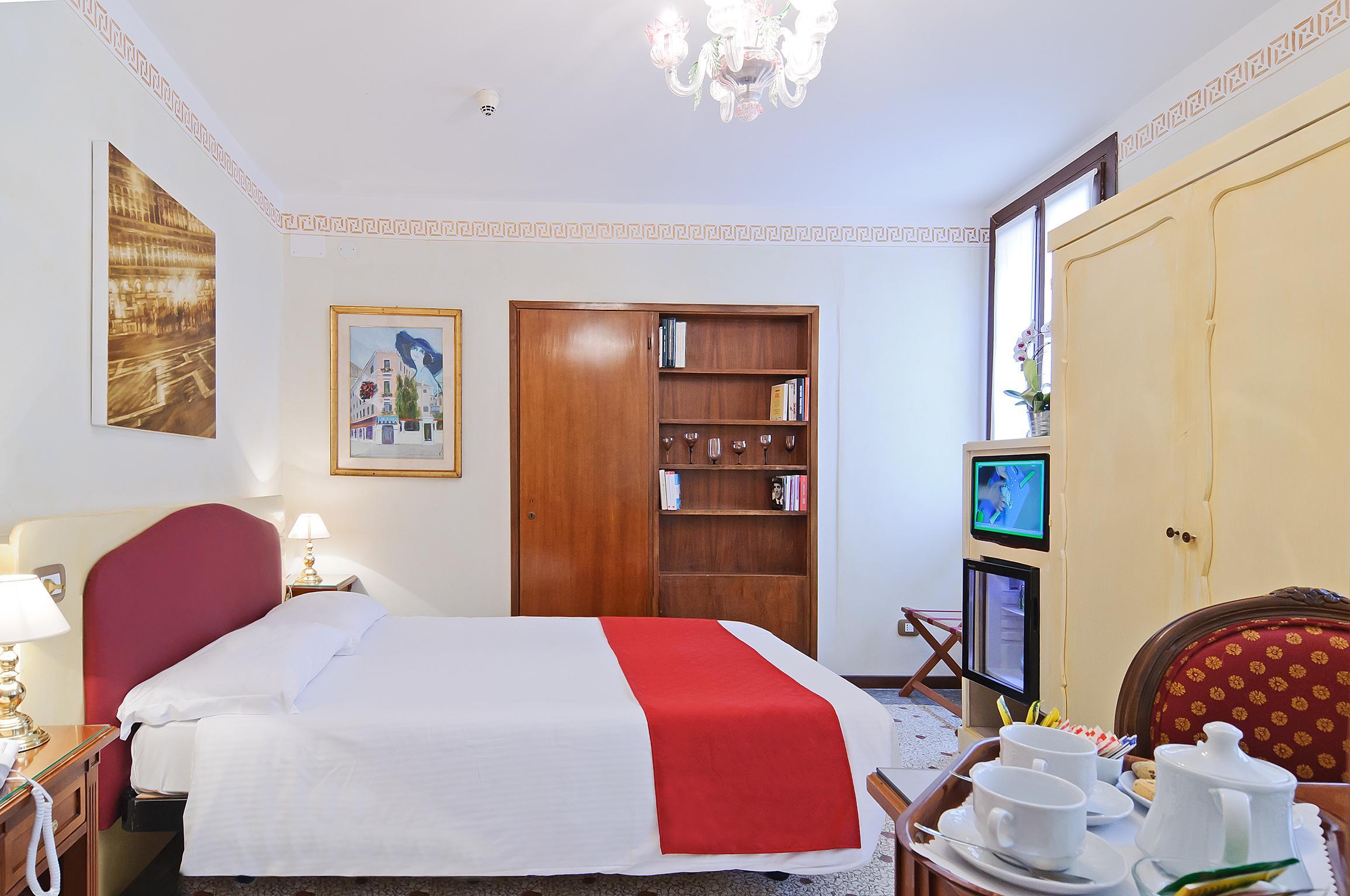 La Fenice Et Des Artistes Hotel