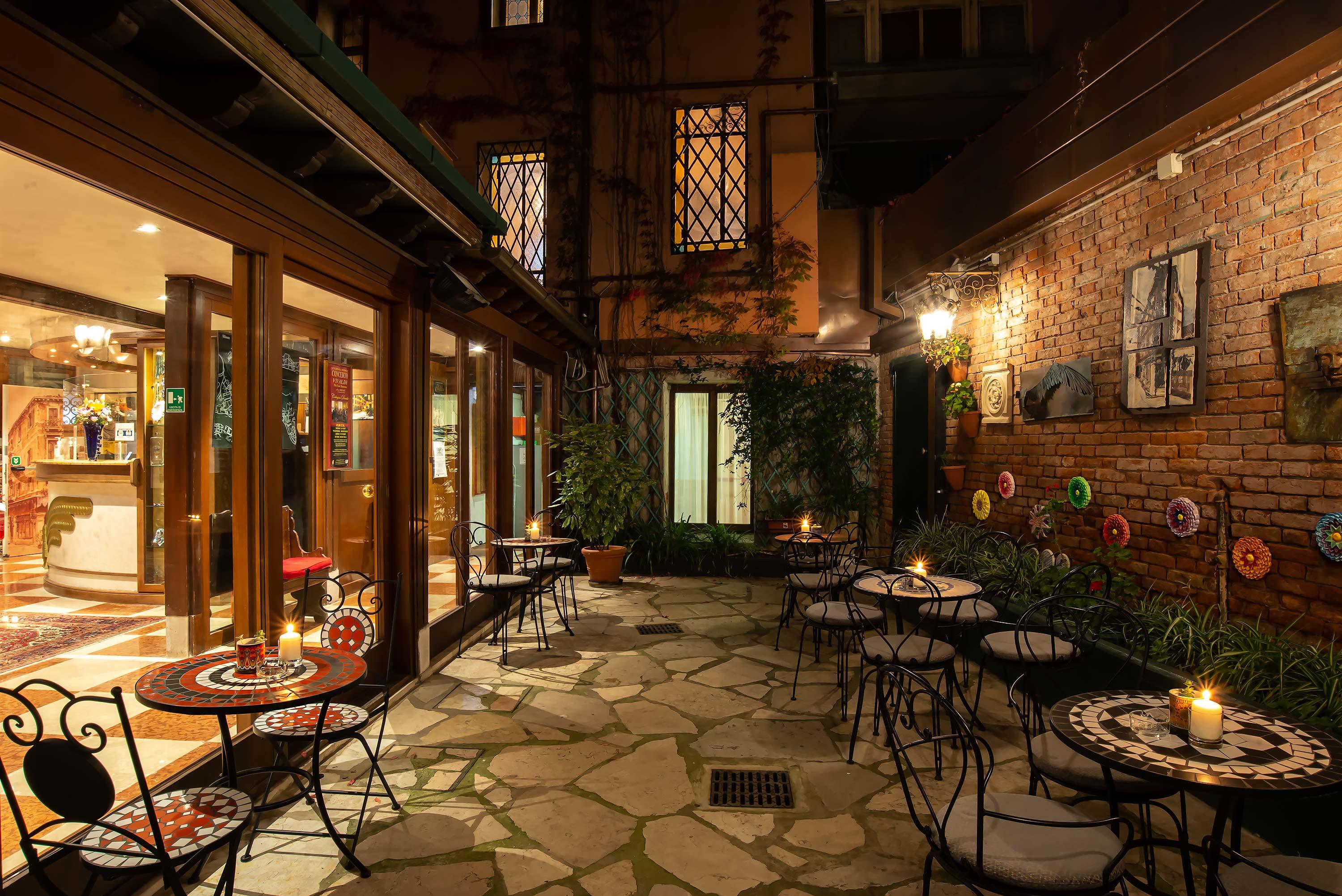 La Fenice Et Des Artistes Hotel