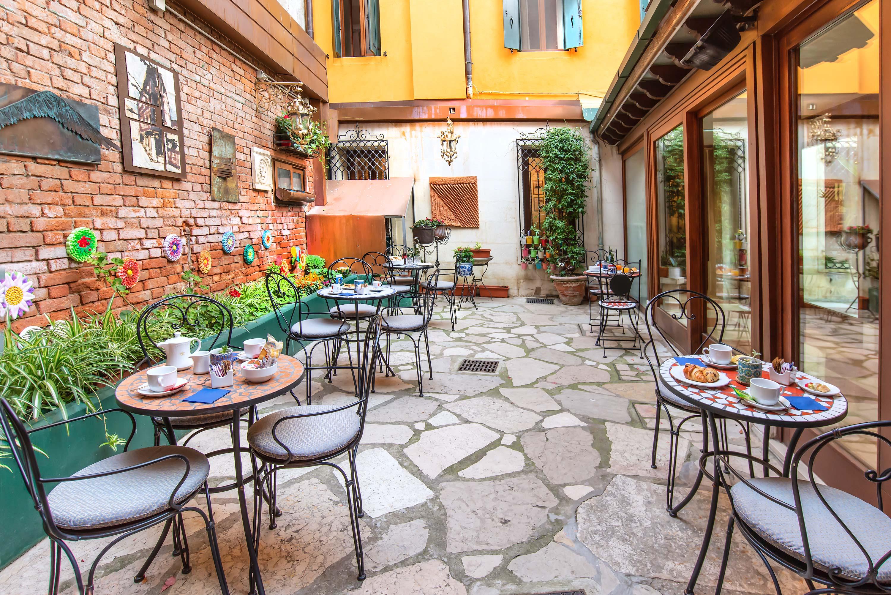 Hotel La Fenice Et Des Artistes 3*