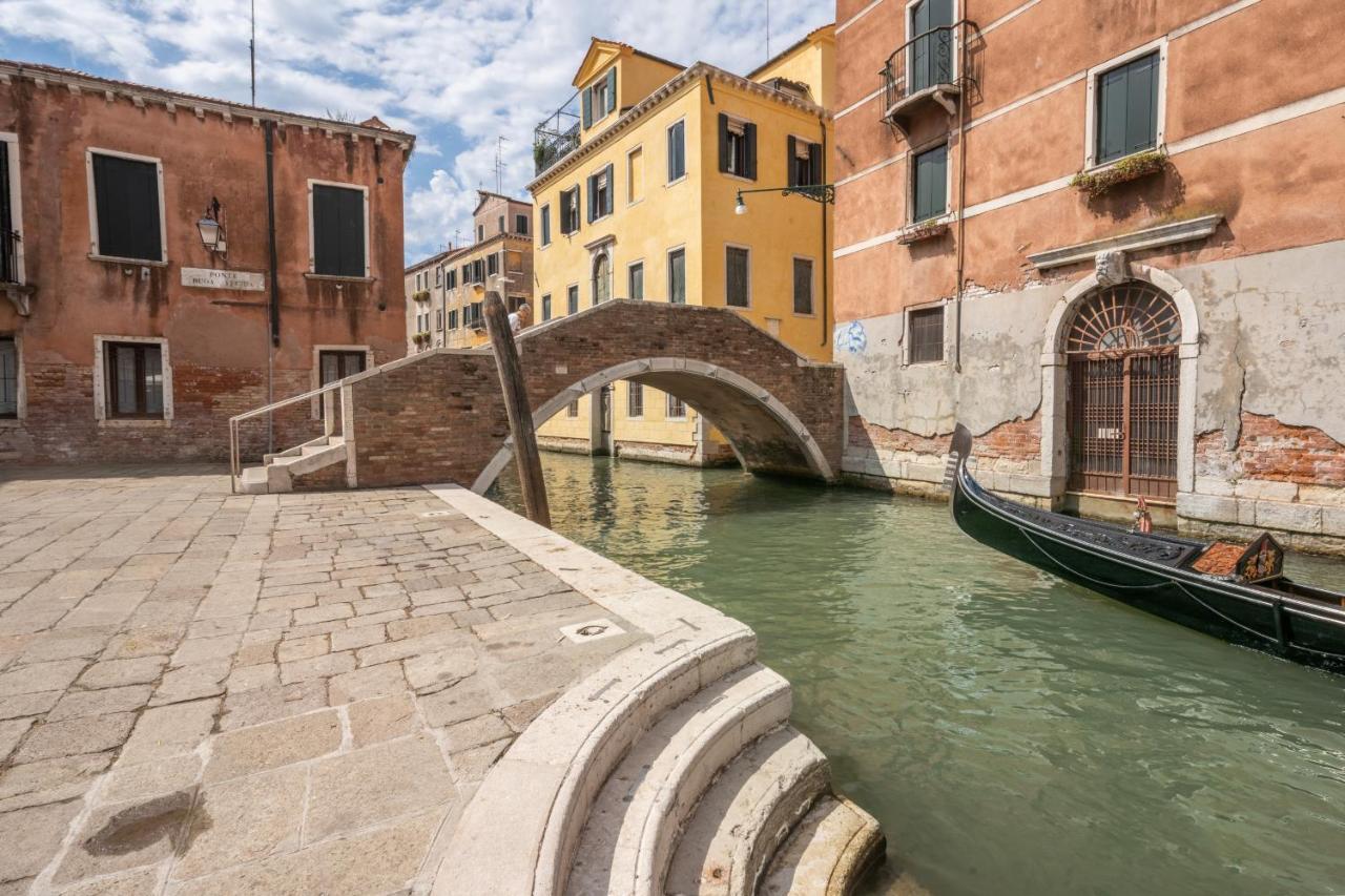 Apartment Bright On Venetian Roofs R&r *