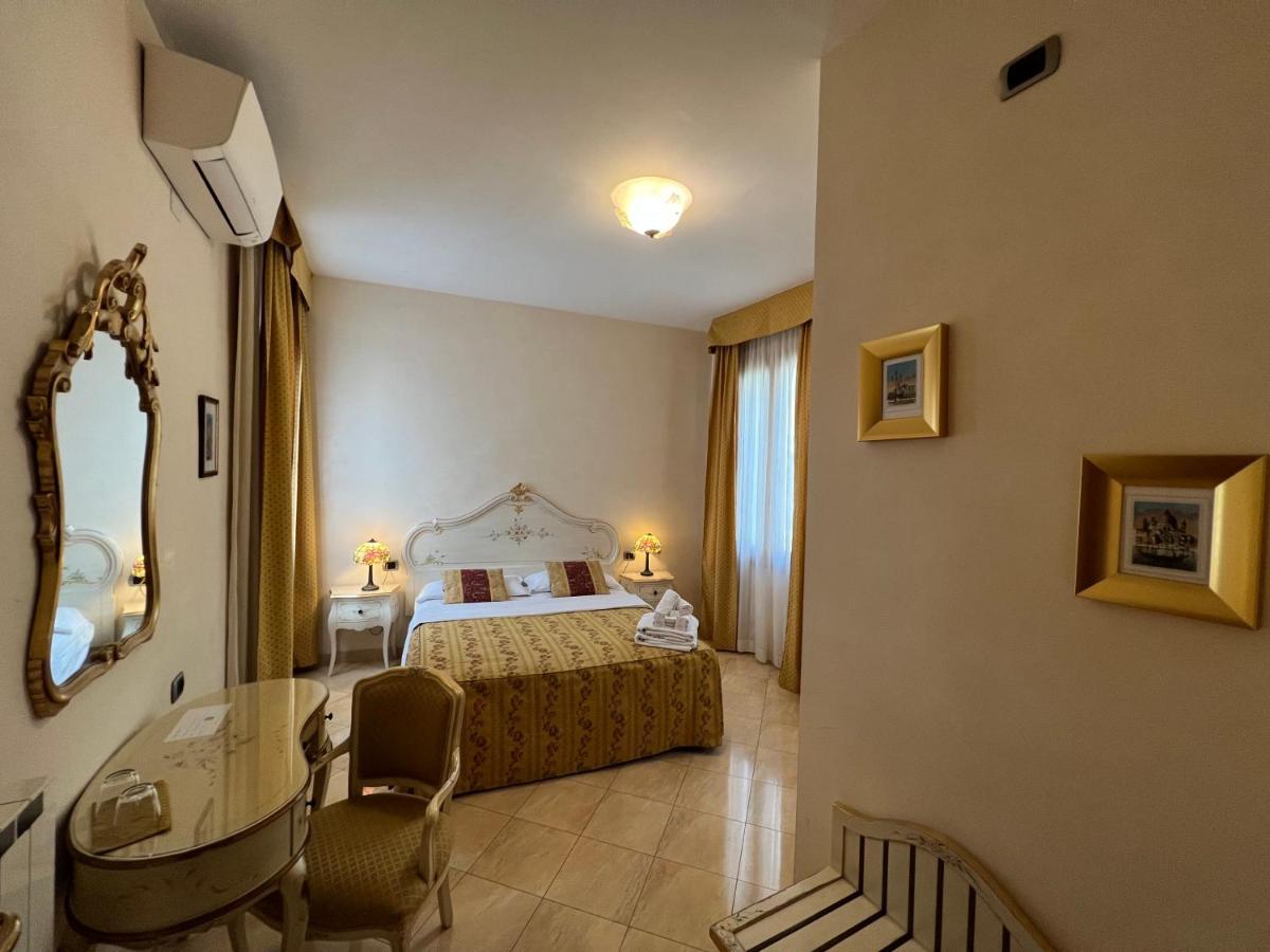 Angeles Bed & Breakfast Venice