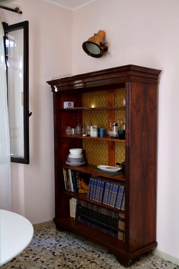 Venetian Pink In Dorsoduro Apartment *