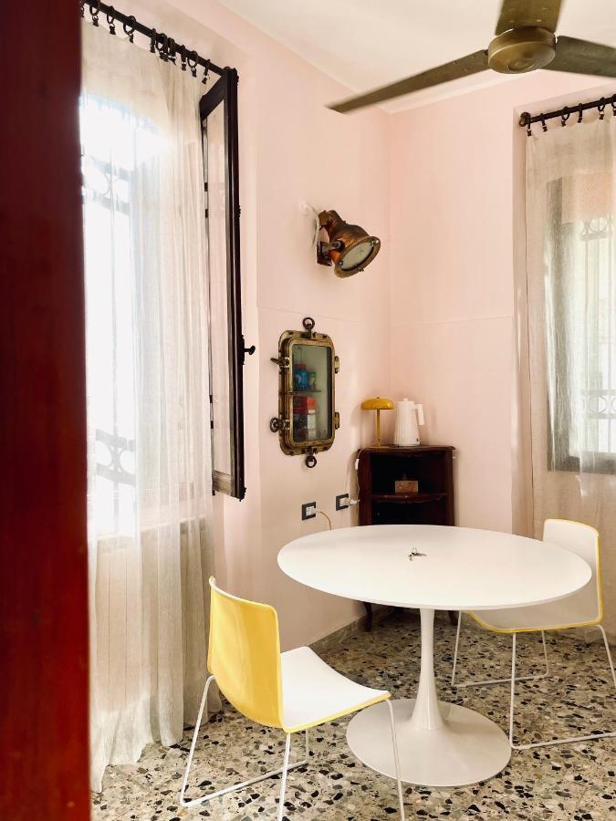 Venetian Pink In Dorsoduro Apartment *