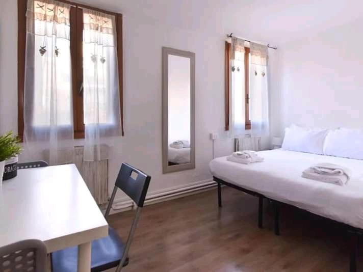 /room With Private Bathroom * Veneza