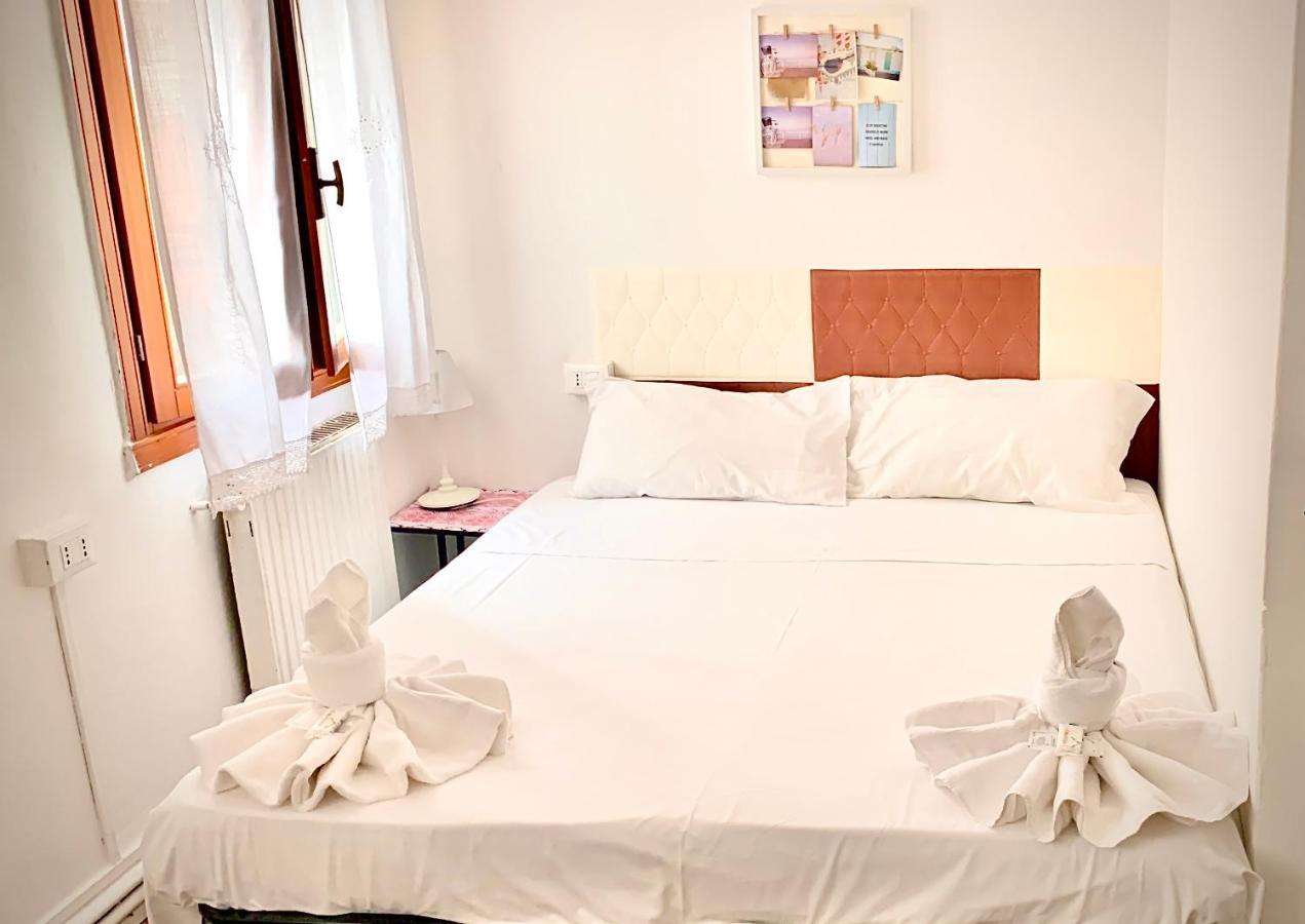 /room With Private Bathroom *
