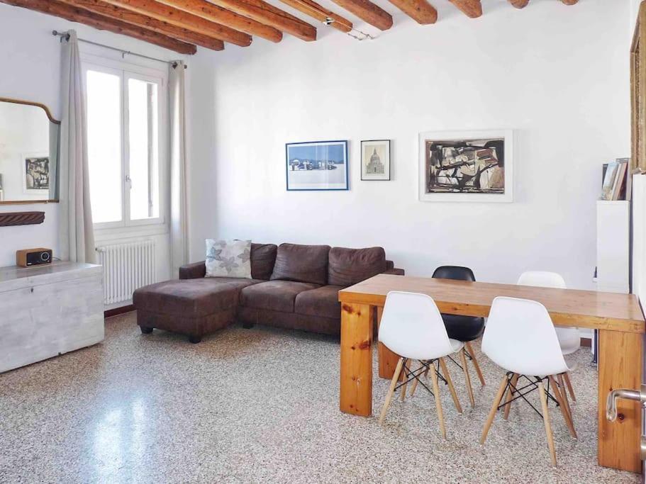 Bright Channel View Apartment *