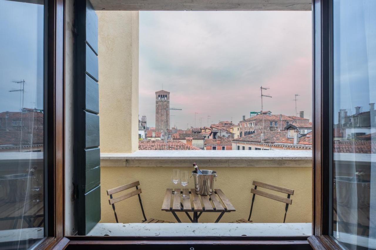 Bright On Venetian Roofs R&r Apartment Venice
