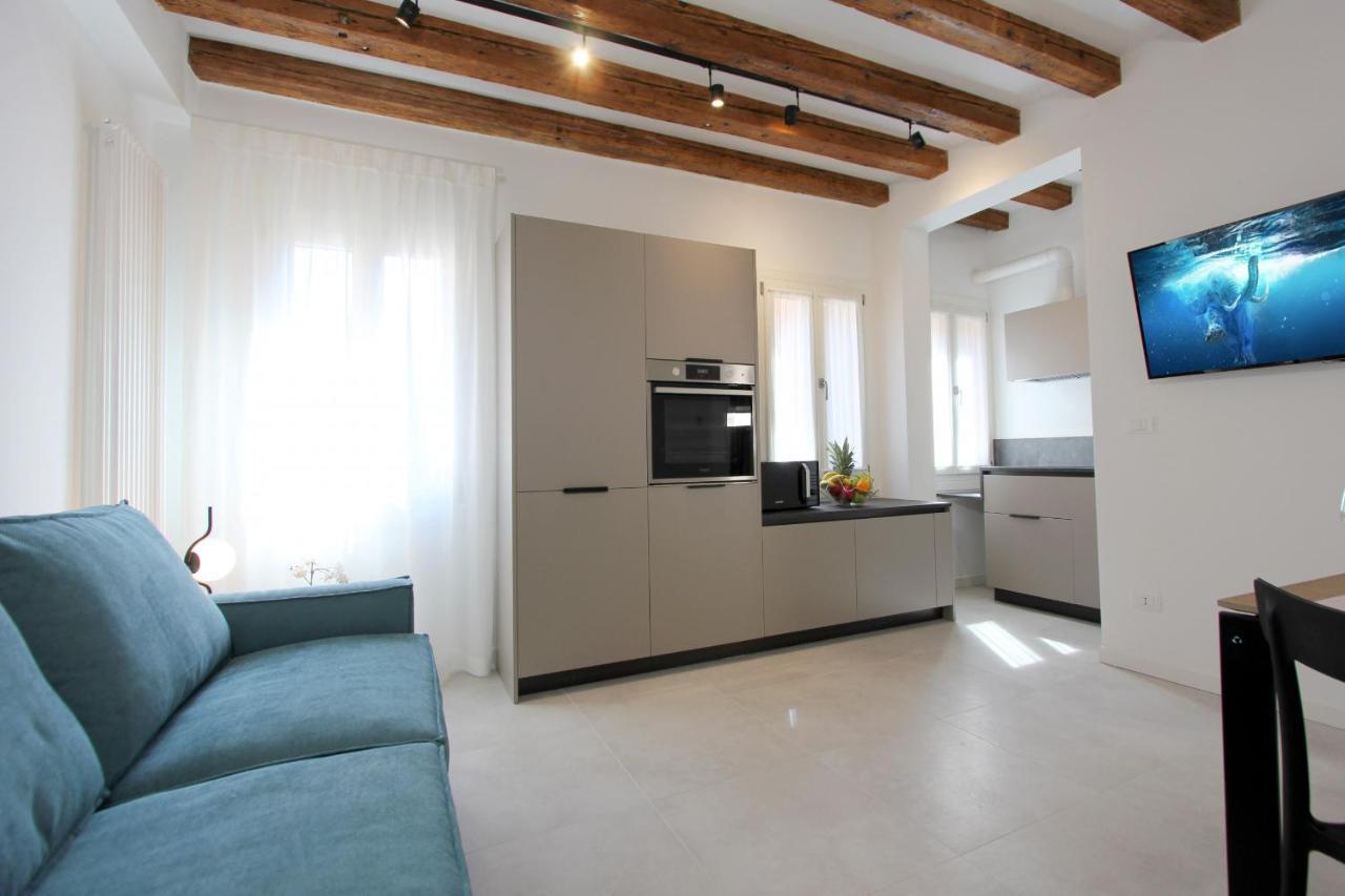 Modern Art Apartment *